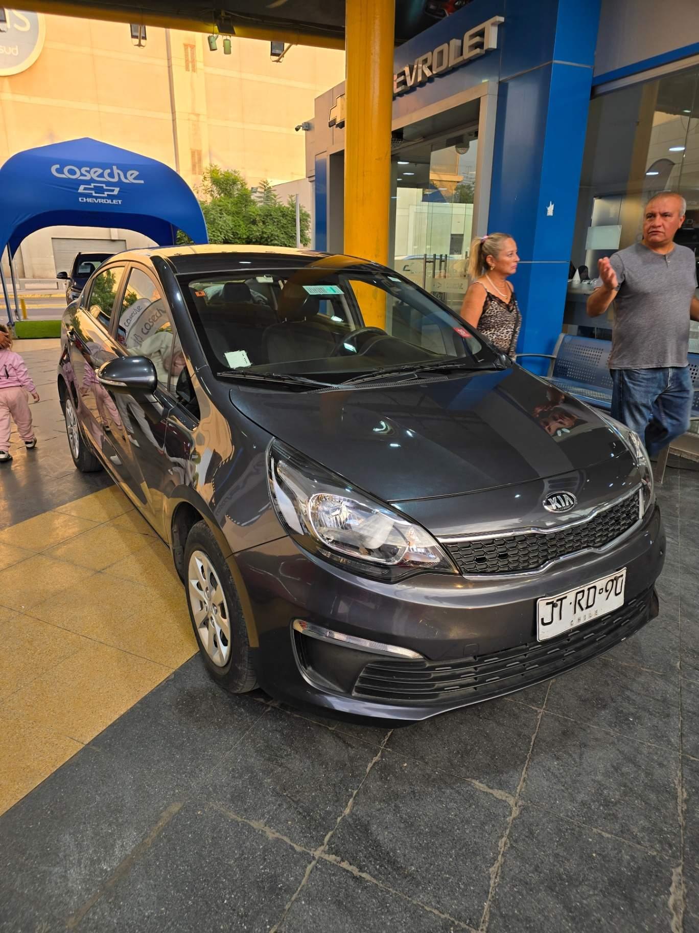 Automovil Kia Rio4