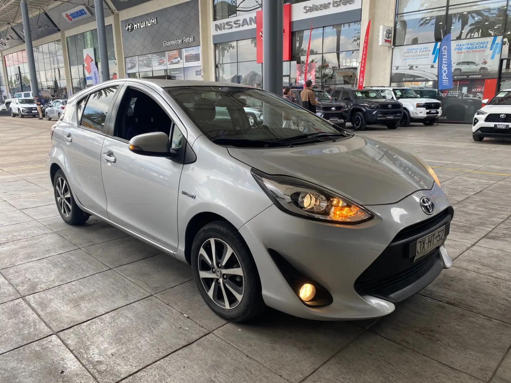 Automovil Toyota Prius C