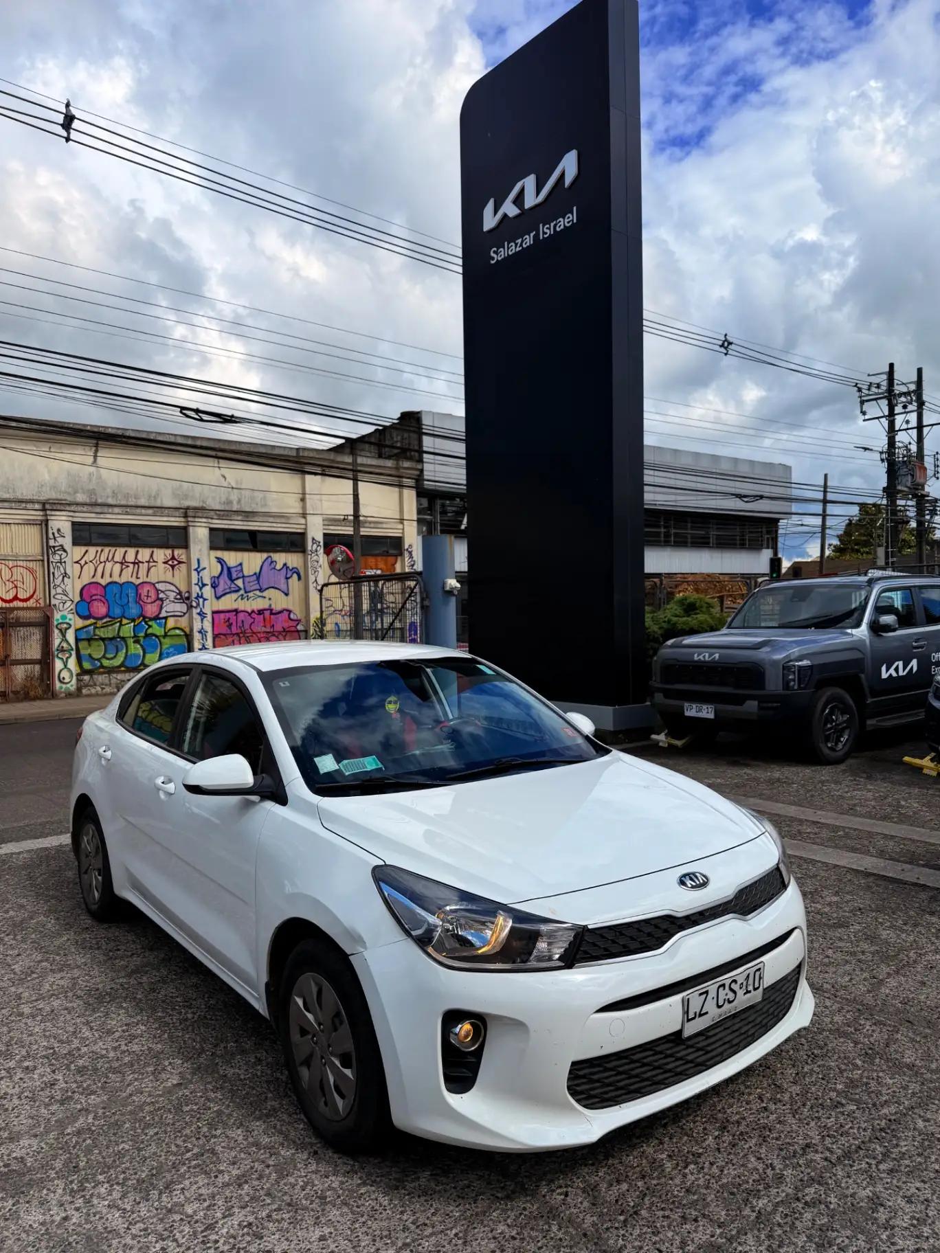 Automovil Kia Rio 4