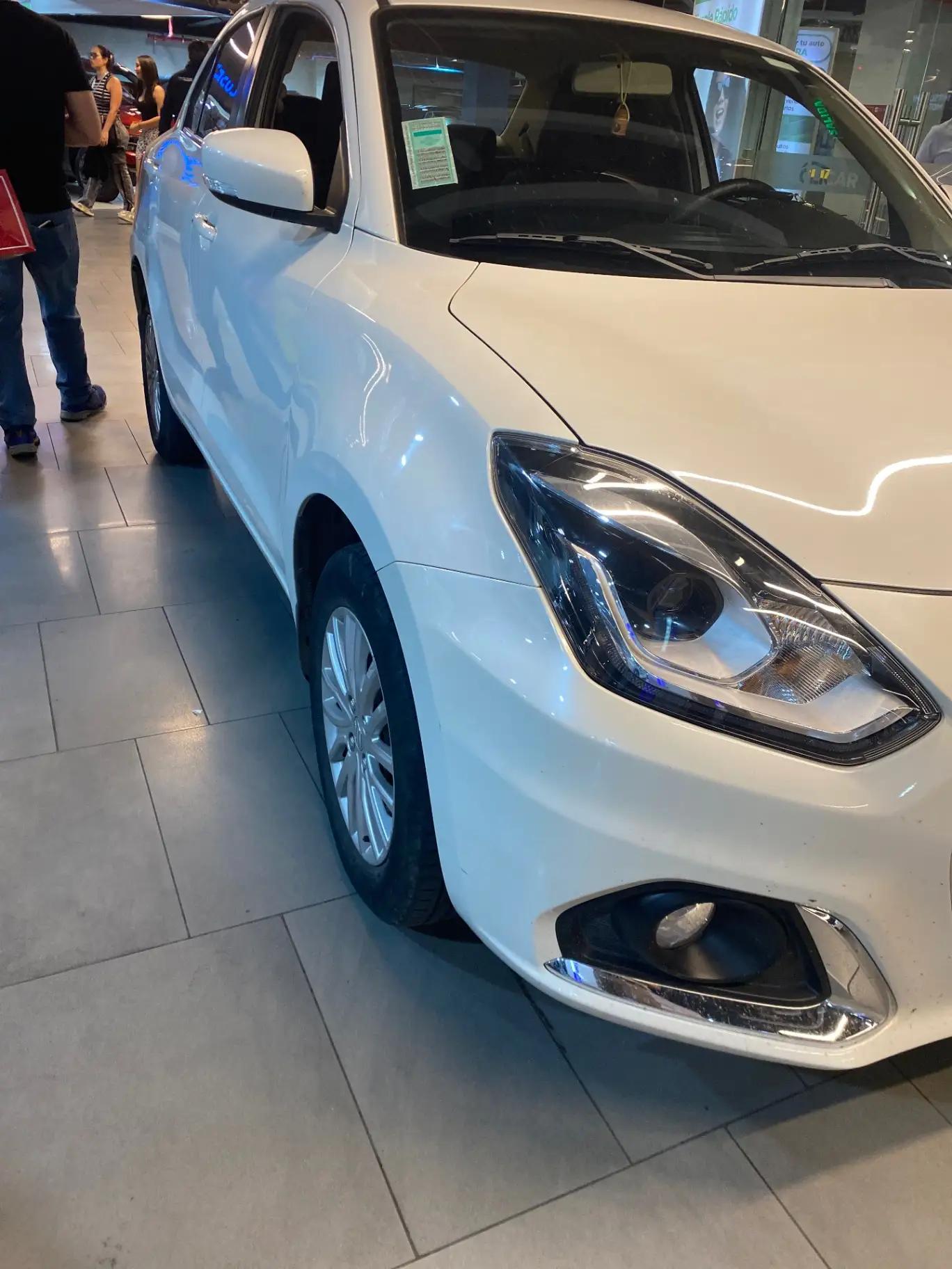 Automovil Suzuki Dzire