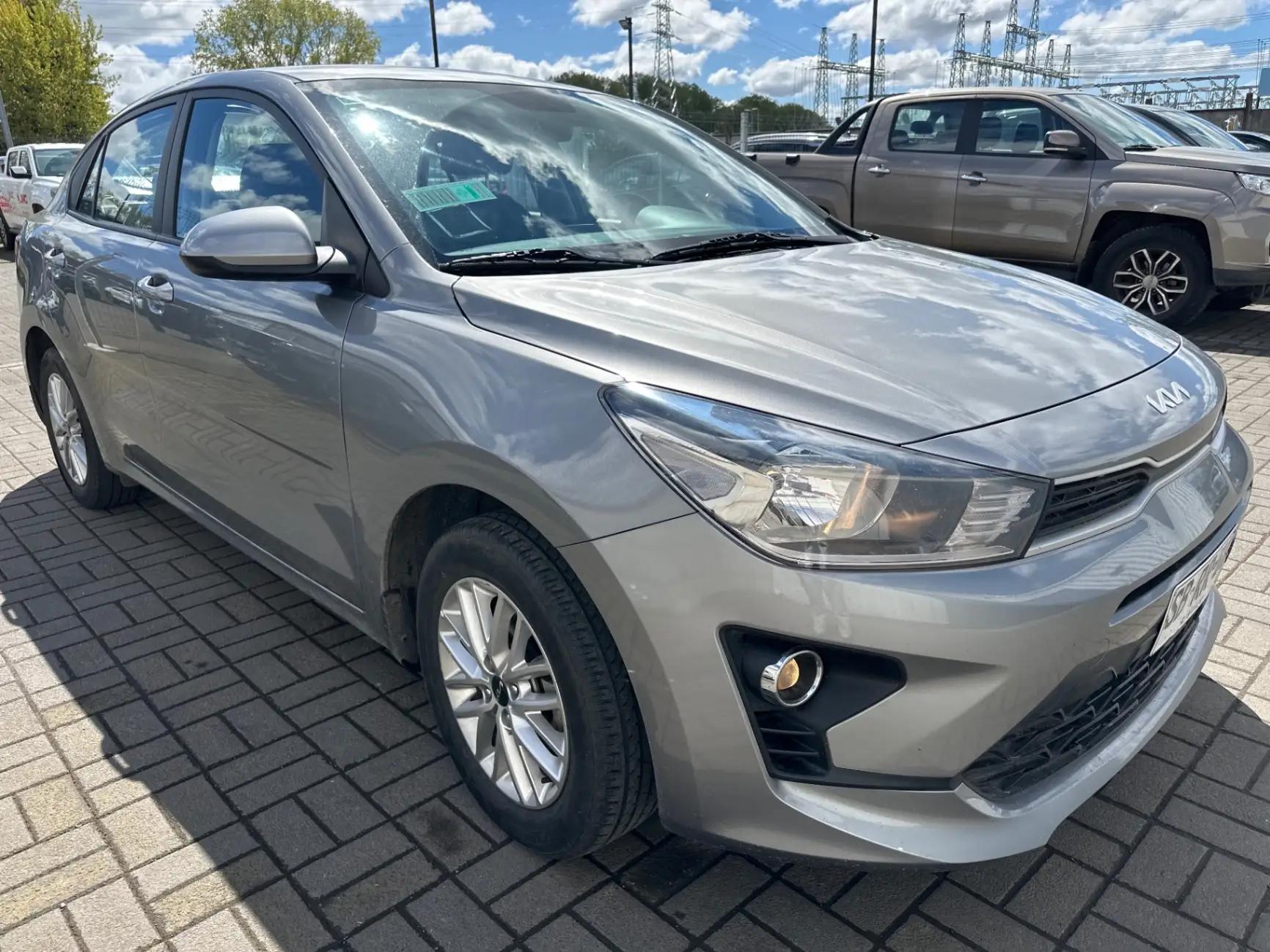 Automovil Kia Rio 4