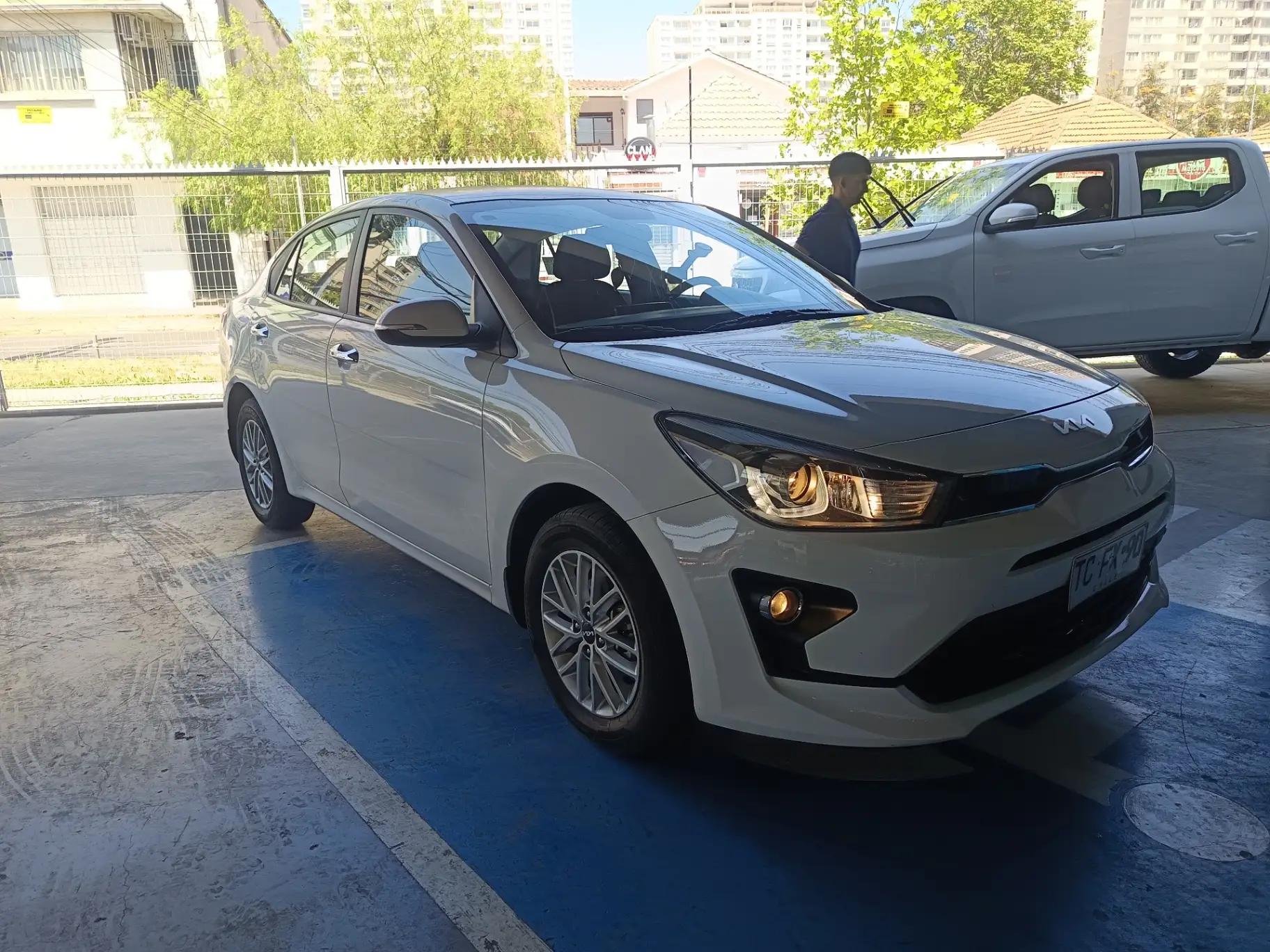 Automovil Kia Rio 4