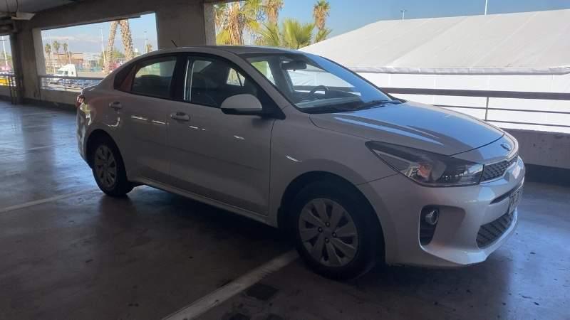 Automovil Kia Rio4