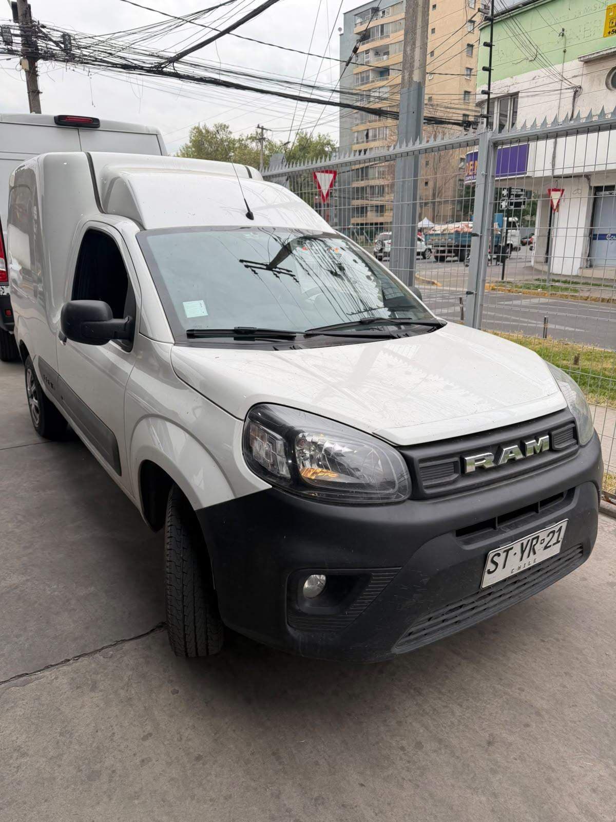 Furgon Ram Van 700